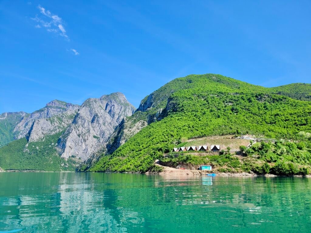 Albānijas ceļojums - Koman lake - Escaperies