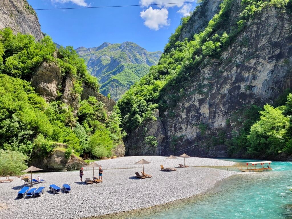 Albānijas ceļojums - Shala river - Escaperies