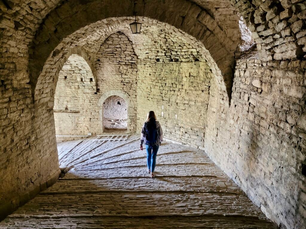 Albānijas ceļojums - Gjirokaster - Escaperies